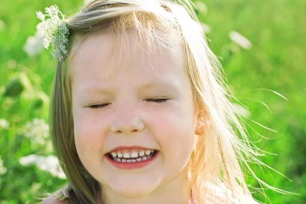 Portrait of a young girl in an outdoor — Stock Photo, Image
