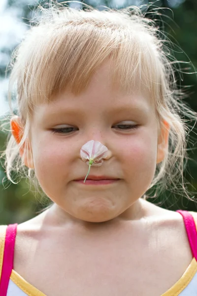Portrét legrační malá holčička — Stock fotografie