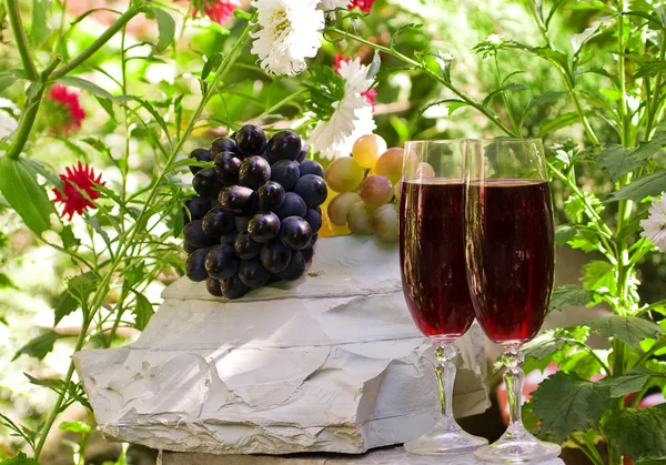 Copos de vinho de vinho e fruta — Fotografia de Stock