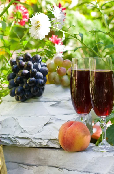 Copos de vinho de vinho e fruta — Fotografia de Stock
