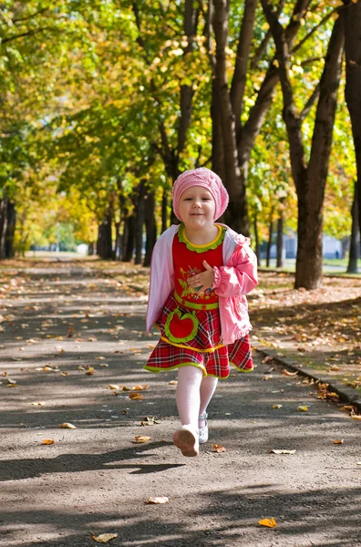 Dziewczynka w parku — Zdjęcie stockowe