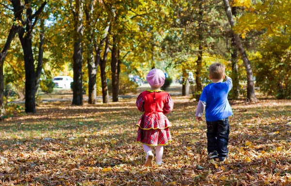 Crianças caminhando no outono Park — Fotografia de Stock