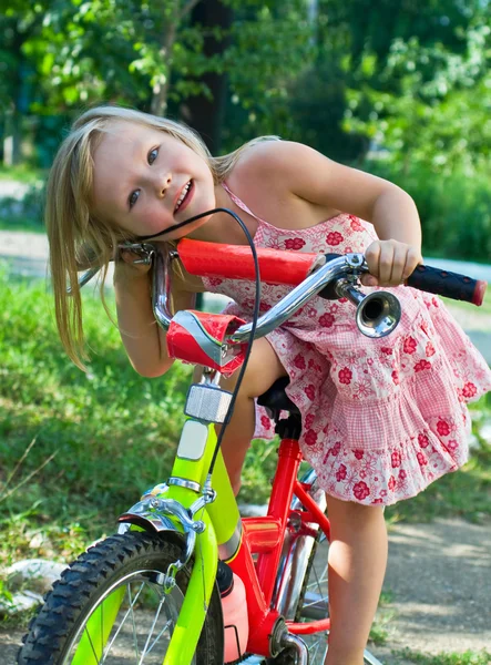 Petite fille et son vélo Photos De Stock Libres De Droits