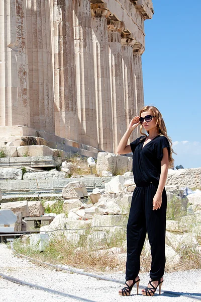 Kvinnan vid Akropolis — Stockfoto