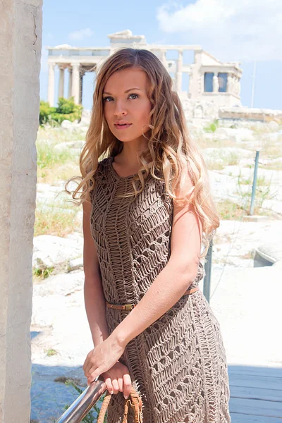 Kobieta w Akropolu — Zdjęcie stockowe
