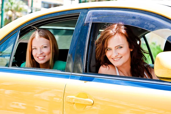 Two women in a taxi — Stock Photo, Image