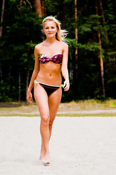 一个年轻女人漫步沙滩 — 图库照片