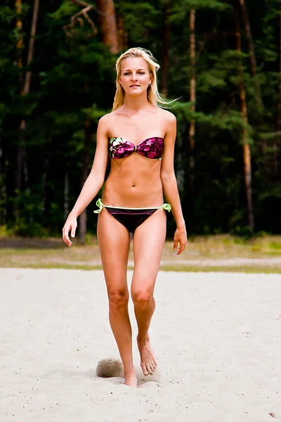 Młoda kobieta spacery wzdłuż plaży — Zdjęcie stockowe