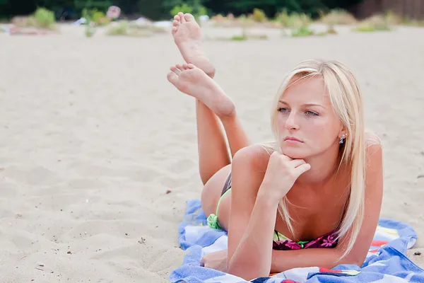 在海滩上休息的女人 — 图库照片
