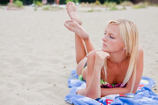 Жінка розслабляється на пляжі — стокове фото