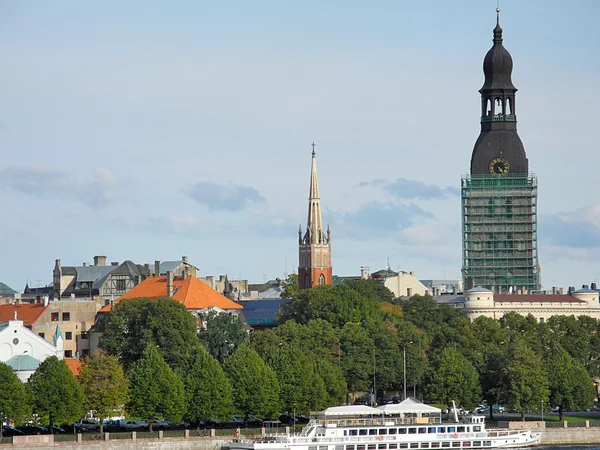 Vista de la catedral Dom en Riga Vieja Imagen De Stock