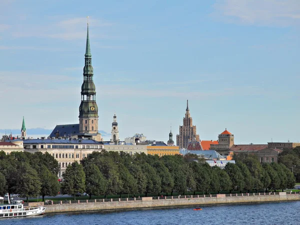Vista del centro histórico de Riga Imágenes De Stock Sin Royalties Gratis