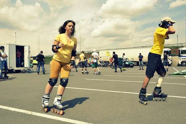 Het meisje rolschaatsen op roller-skaters — Stockfoto