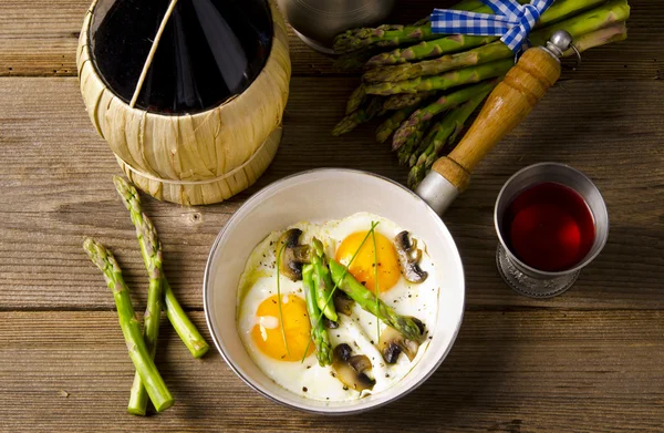 Asparagi with fried egg — Stock Photo, Image