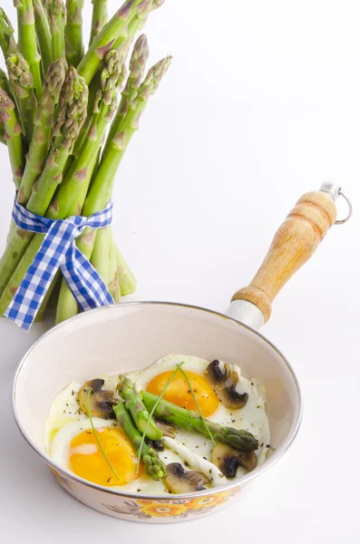 Asparagi з смаженим яйцем — стокове фото