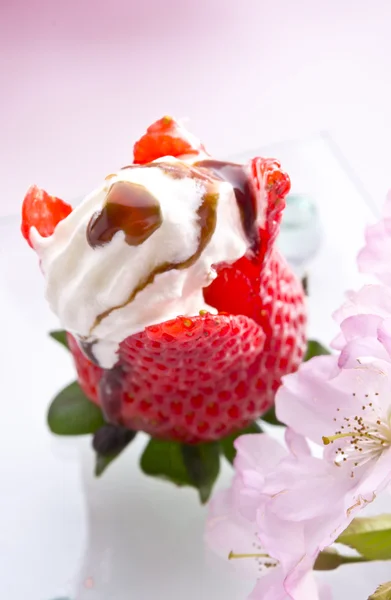 Erdbeeren mit Sahne — Stockfoto