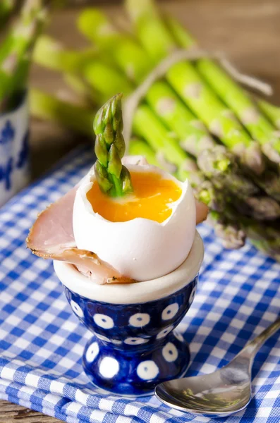 Löskokta ägg med sparris — Stockfoto