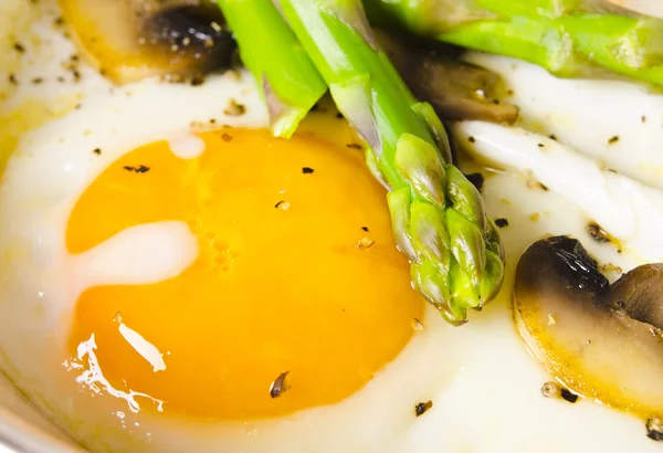 Asparagi з смаженим яйцем — стокове фото