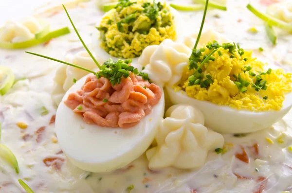Huevos llenos con ensalada de verduras — Foto de Stock