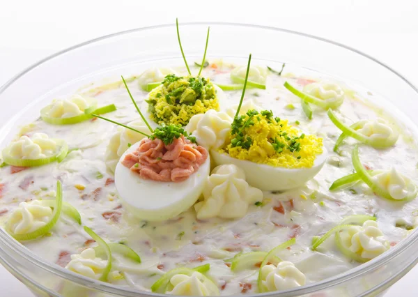 Full eggs with vegetable salad — Stock Photo, Image