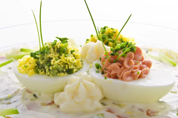 Huevos llenos con ensalada de verduras —  Fotos de Stock