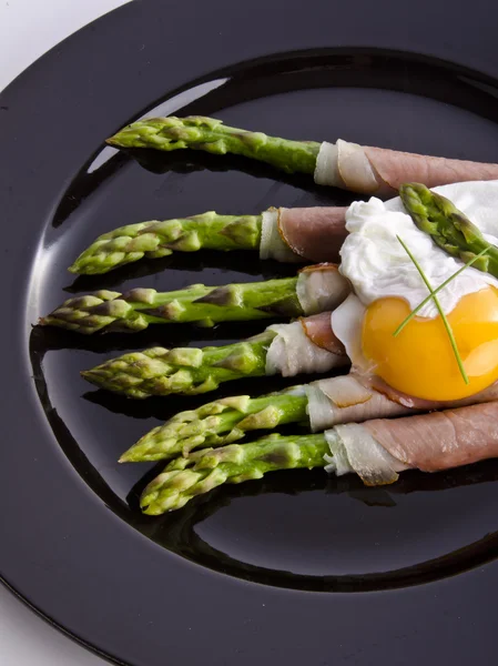 Asparagi z jajkiem — Zdjęcie stockowe
