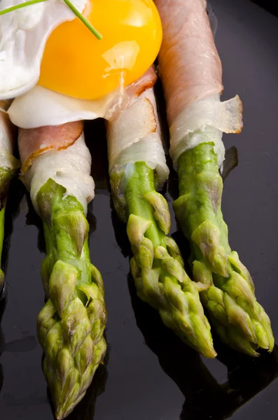 Asparagi se sázeným vejcem — Stock fotografie