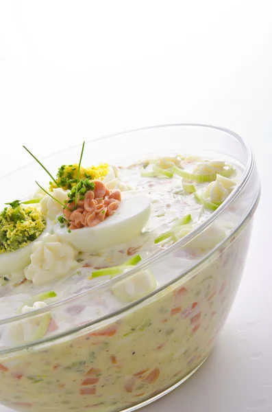 Œufs complets avec salade de légumes — Photo