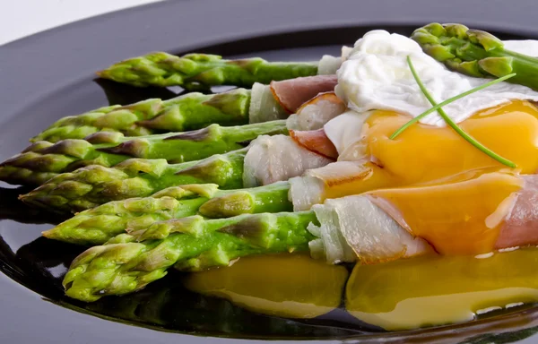 sahanda yumurta ile asparagi