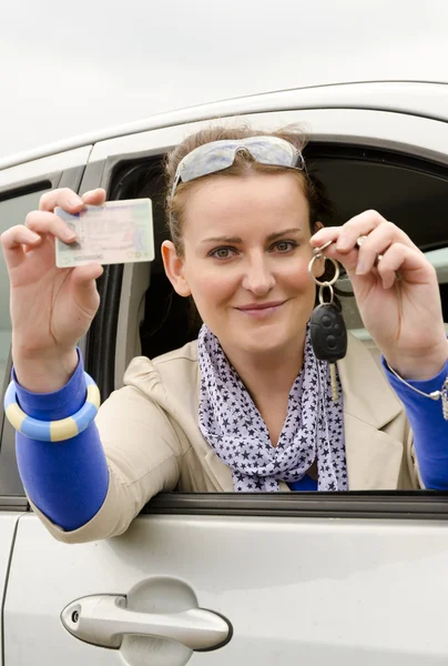 Mulher com carta de condução — Fotografia de Stock