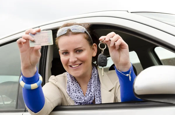 Frau mit Führerschein — Stockfoto