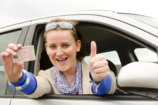 Mujer con permiso de conducir — Foto de Stock