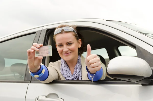 Vrouw met rijbewijs — Stockfoto