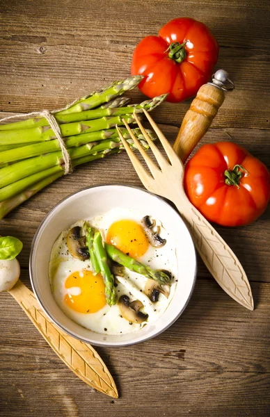 Sahanda yumurta ile asparagi — Stok fotoğraf