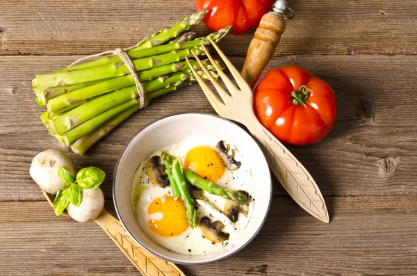 Sahanda yumurta ile asparagi — Stok fotoğraf