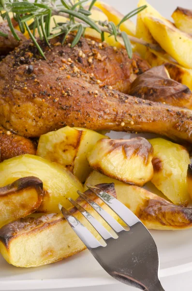 Kippen gebraden met bakken aardappelen — Stockfoto