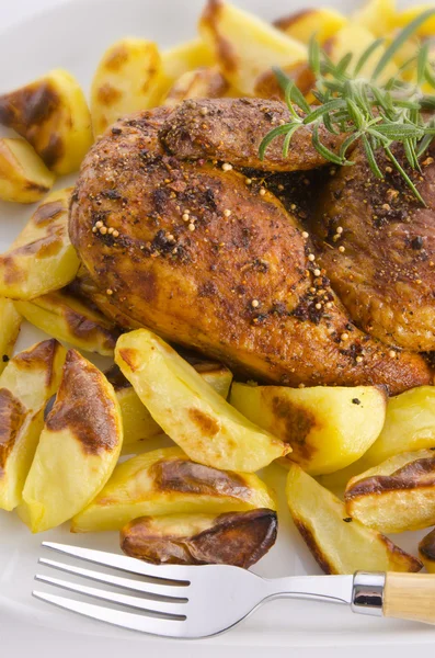 Chickens roast with baking potatoes — Stock Photo, Image