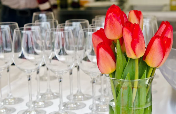 Tulip dan gelas anggur — Stok Foto