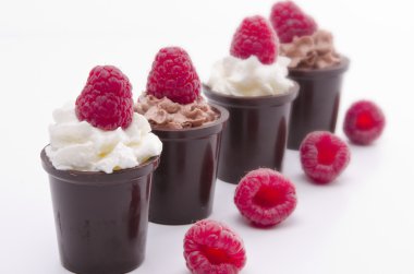 Çikolatalı Krema ve ahududu fincanla