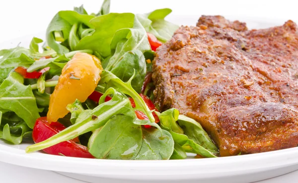 Costeleta cervical com salada de alperce-foguete — Fotografia de Stock