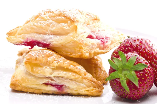 Puff pastry pockets with strawberry filling — Stock Photo, Image