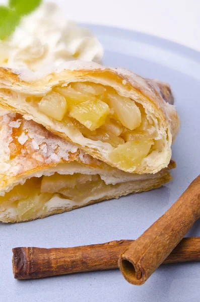 Filled puff pastry — Stock Photo, Image