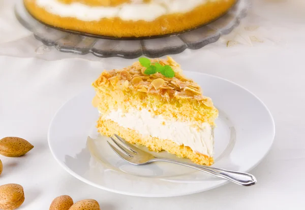 Kue datar dengan lapisan almond dan gula dan puding atau isian krim — Stok Foto