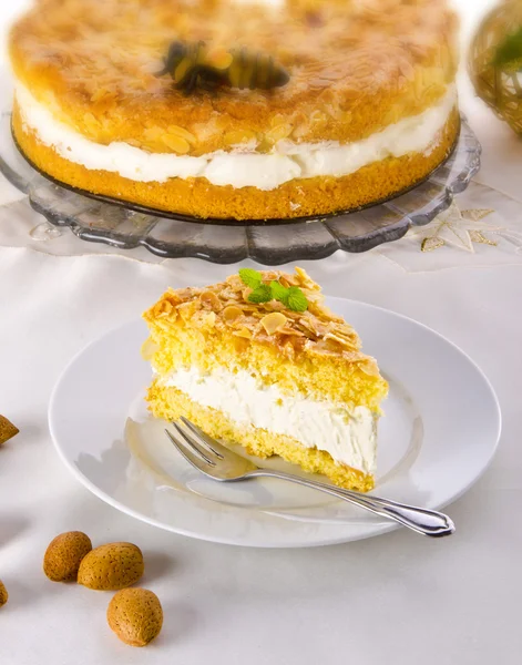 Platt kaka med mandel och socker beläggning och en vaniljsås eller grädde fyllning — Stockfoto
