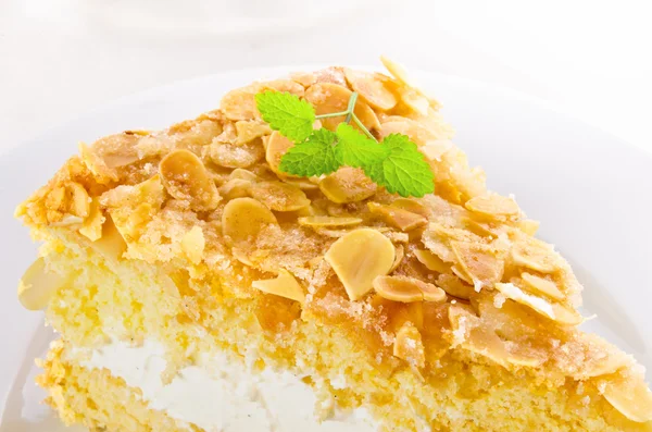 Плоский торт с миндальным и сахарным покрытием и заварным кремом или сливками — стоковое фото