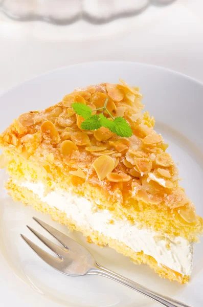 Platt kaka med mandel och socker beläggning och en vaniljsås eller grädde fyllning — Stockfoto