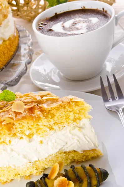 Platte cake met een amandelen en suiker coating en een vla of crème vullen — Stockfoto