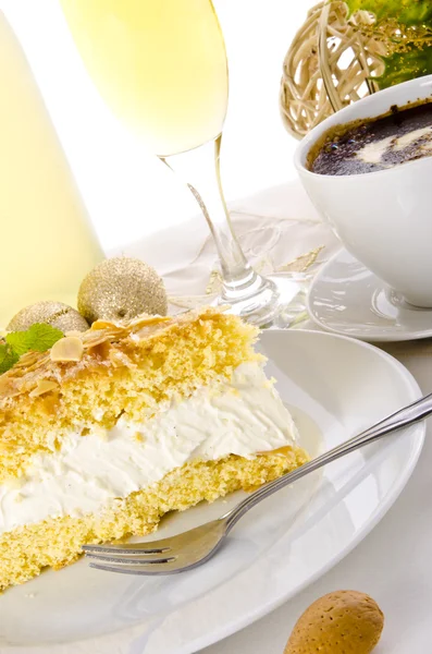 Champagne and cake — Stock Photo, Image