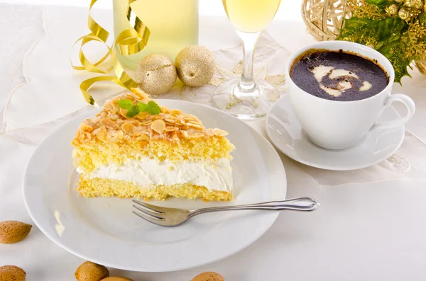 Champán y pastel — Foto de Stock