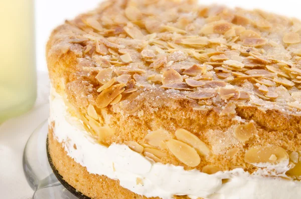 Gâteau plat avec une couche d'amande et de sucre et une crème anglaise ou crème de remplissage — Photo